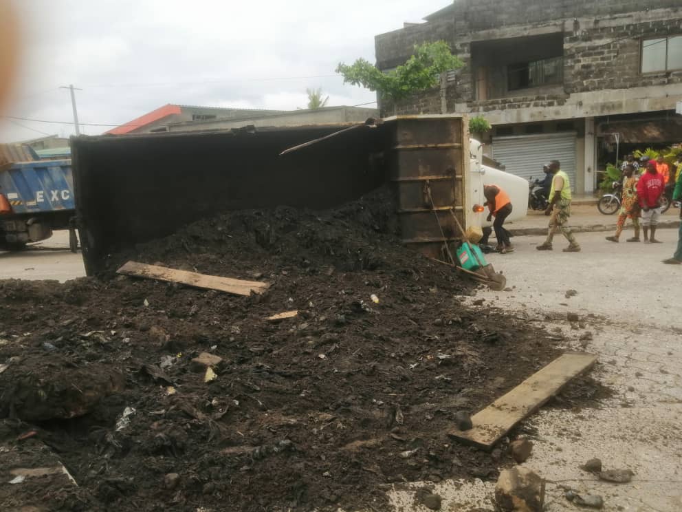 Accident à Fidjrossè : Un Camion gros porteur renversé en pleine Circulation.