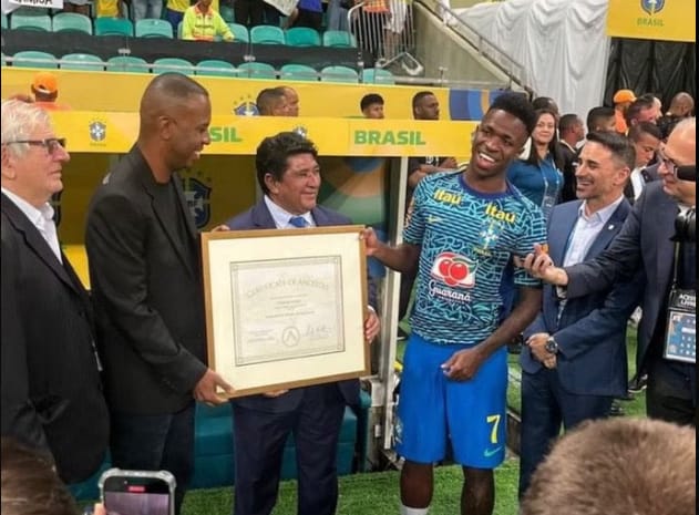 Vinicius Junior recevant un tableau