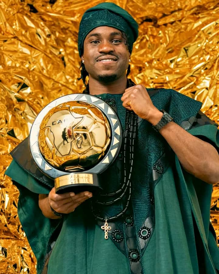 Lookman Ademola posant avec le trophée