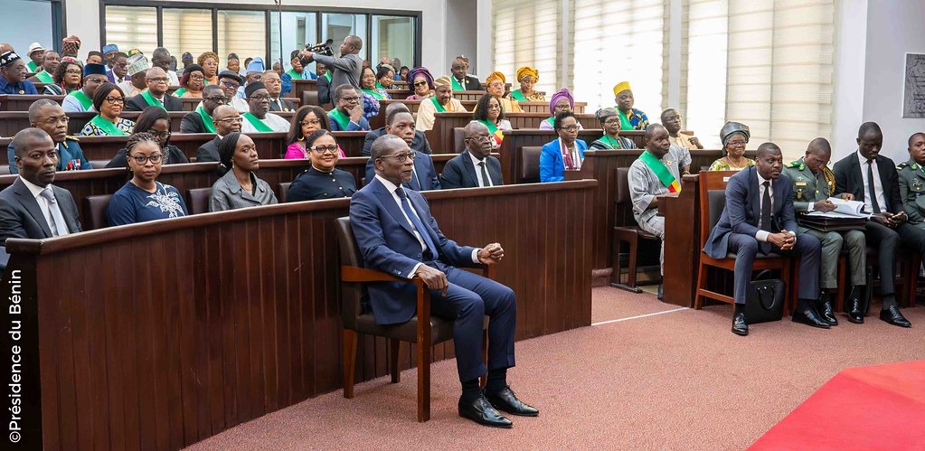 Le Chef de l'Etat, les membres du gouvernement et les députés.