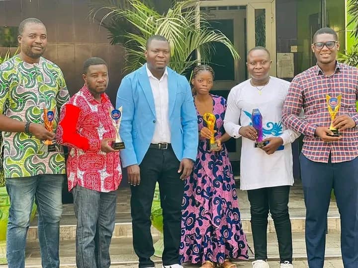 Le PDG de DCC Communication et Promoteur de PIM (en bleu...) au milieu de journalistes togolais