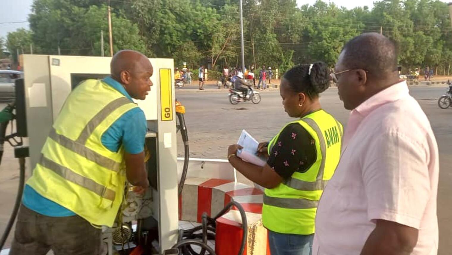 Des agents de l'ANM dans une station-service