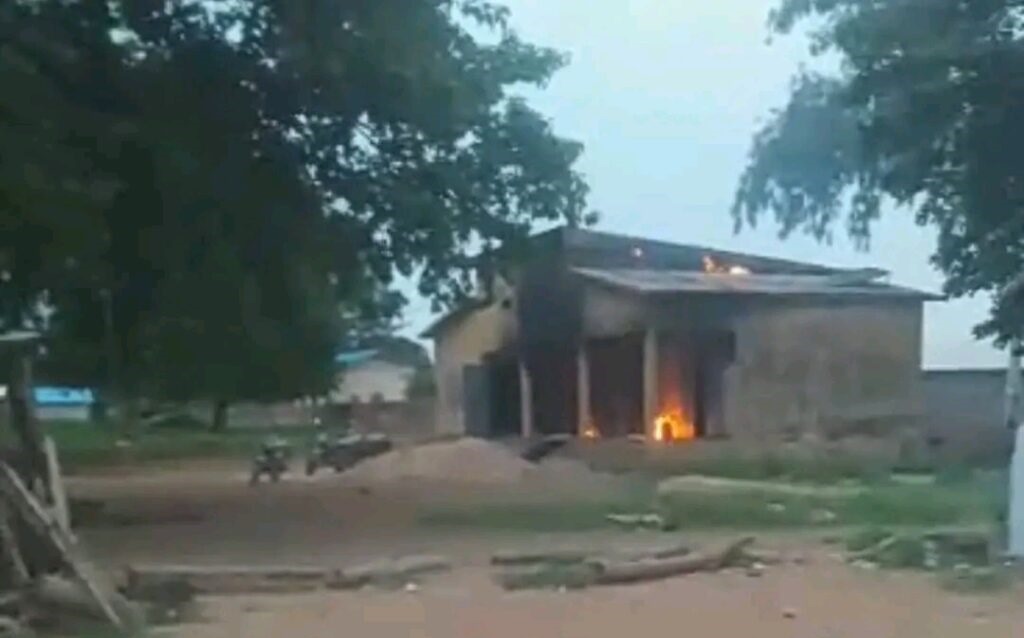 Bénin – Attaque armée à Kouarfa : un poste de police incendié dans l’Atacora