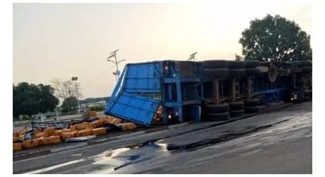  Le camion à l'origine de l'incendie d'Adja-Ouèrè