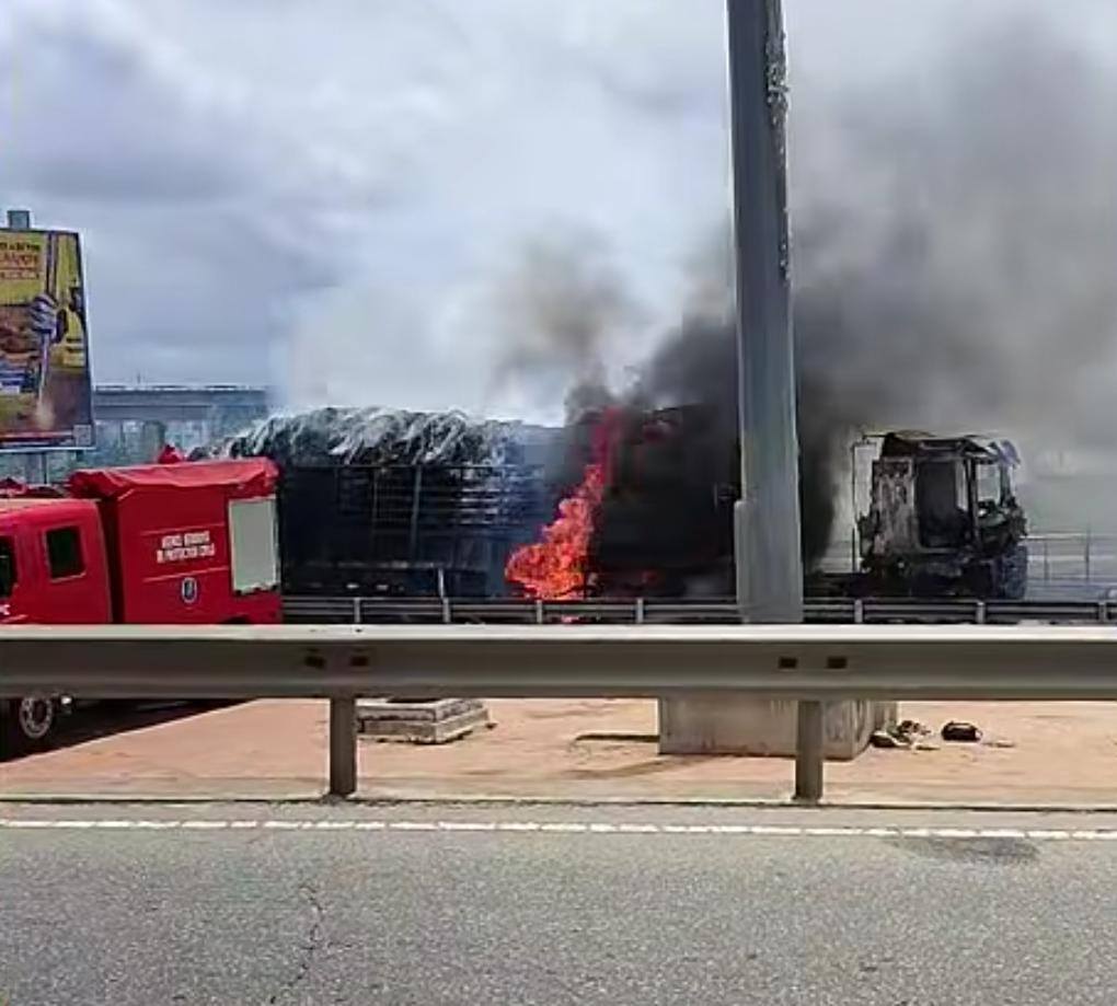 Abomey-Calavi : un camion transportant des cartons d’allumettes prend feu à l’échangeur de Godomey