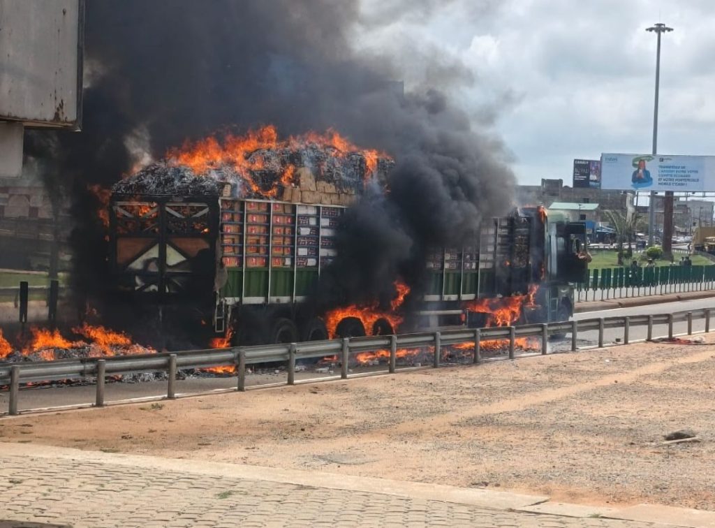 Abomey-Calavi : un camion transportant des cartons d’allumettes prend feu à l’échangeur de Godomey