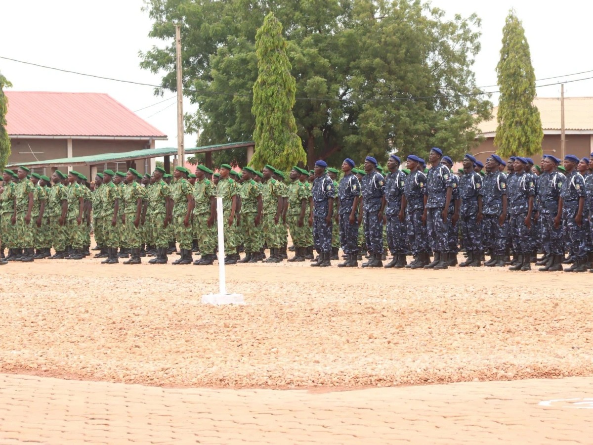 Remise de fourragère aux nouvelles recrues à Bèmbèrèkè : 895 agents de Police et des Eaux et Forêts présentées au drapeau.